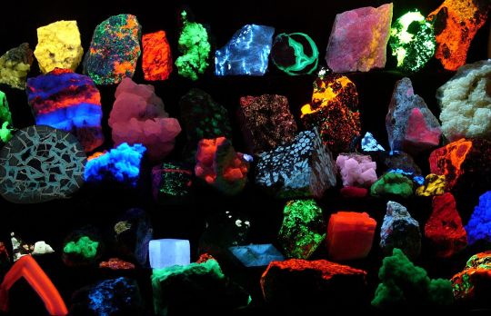 Fluorescent minerals. Click to link back to the  Wikipedia source.